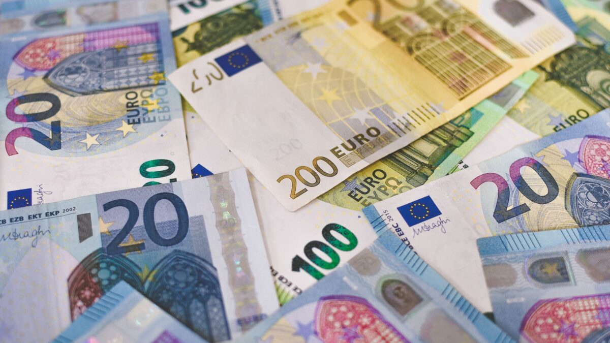Nahaufnahme verschiedener Euro-Banknoten, die auf einer Oberfläche verteilt sind und die europäische Währung hervorheben.